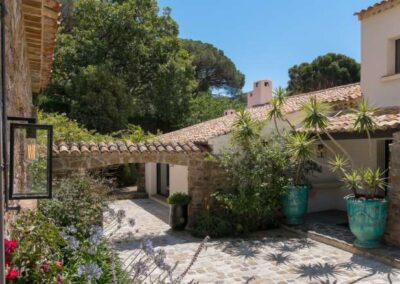 Villa St Tropez architecture jardin ombragée